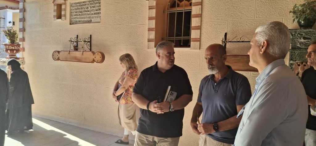 ΠΑΤΡΑ: Επίσκεψη Φαρμάκη - Μπονάνου και Ζαϊμη στην Ι.Μ. Αγ. Νικολάου Μπάλα που έχει ζημιές από τη φωτιά - ΦΩΤΟ