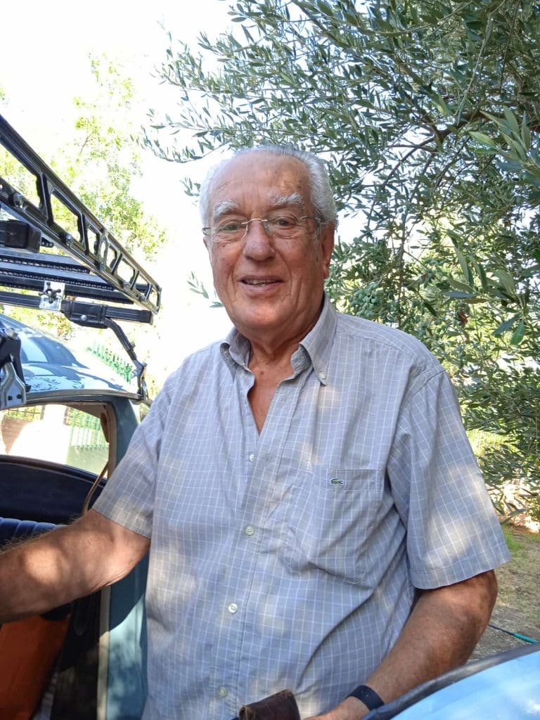 ΠΑΤΡΑ: "Εφυγε" ο αξιαγάπητος καθηγητής με το γαλάζιο "κατσαριδάκι"