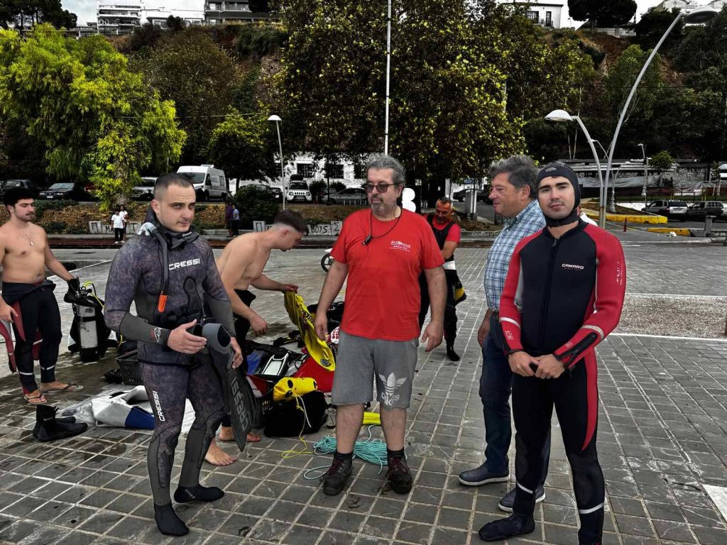 ΑΧΑΪΑ: Ο Δημήτρης Παλούμπης στον καθαρισμό του λιμανιού Αιγίου - ΦΩΤΟ ΑΧΑΪΑ: Ο Δημήτρης Παλούμπης στον καθαρισμό του λιμανιού Αιγίου - ΦΩΤΟ