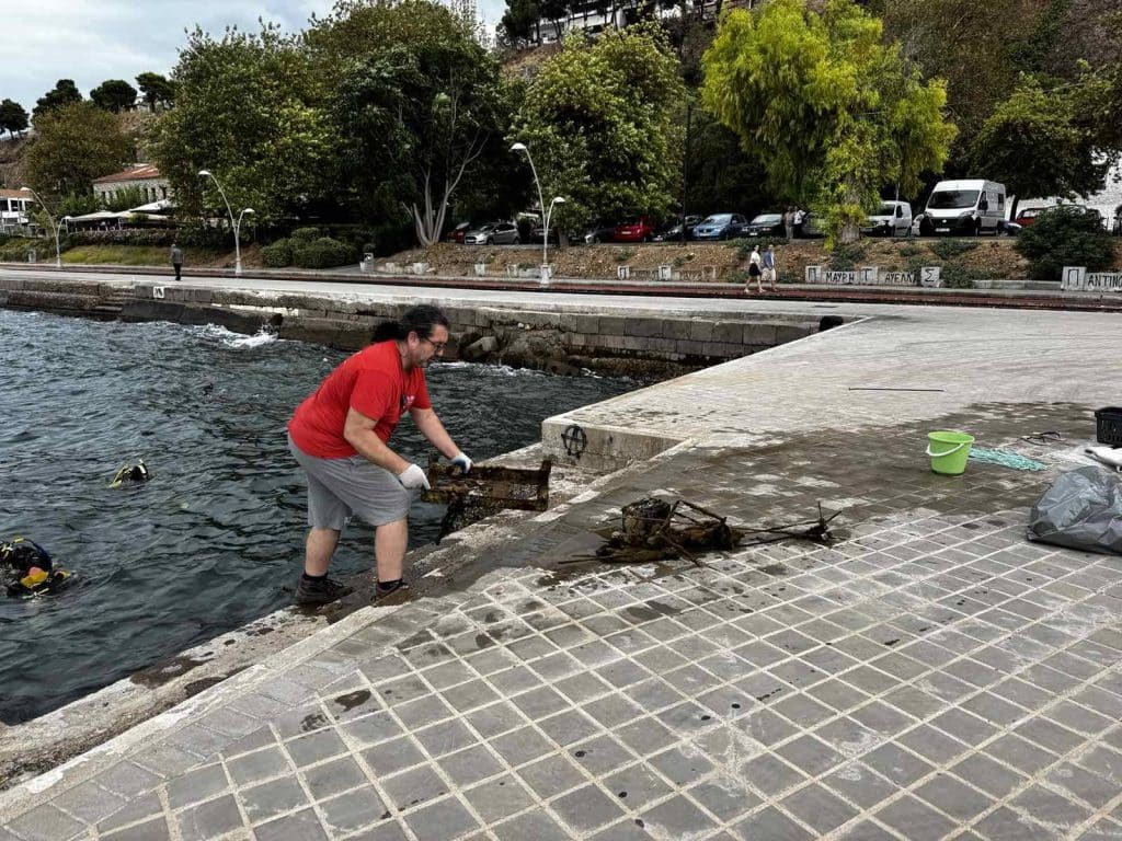ΑΧΑΪΑ: Ο Δημήτρης Παλούμπης στον καθαρισμό του λιμανιού Αιγίου - ΦΩΤΟ ΑΧΑΪΑ: Ο Δημήτρης Παλούμπης στον καθαρισμό του λιμανιού Αιγίου - ΦΩΤΟ