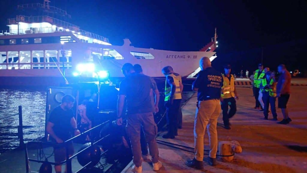 ΠΑΤΡΑ: Μεταφορά ηλικιωμένων δια θαλάσσης στο λιμάνι! Για να σωθούν απο τη φωτιά - ΦΩΤΟ ΠΑΤΡΑ: Μεταφορά ηλικιωμένων δια θαλάσσης στο λιμάνι! Για να σωθούν απο τη φωτιά - ΦΩΤΟ