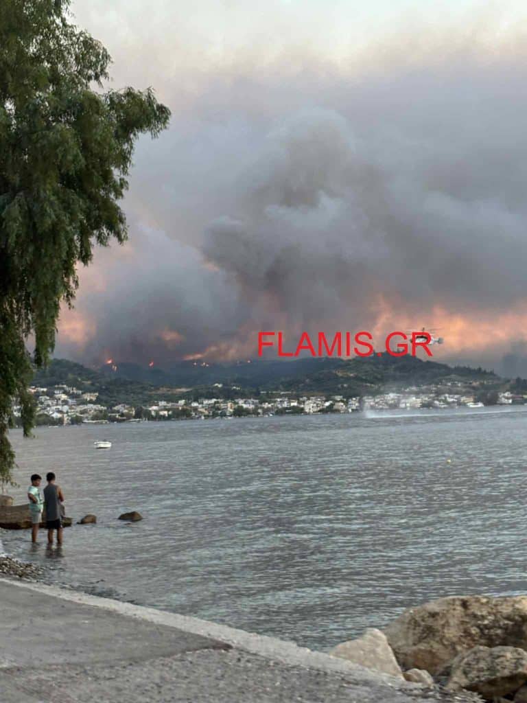 ΠΑΤΡΑ: Η φωτιά κατεβαίνει προς τη θάλασσα - Εκκενώθηκαν προληπτικά τα Βραχνείκα - ΔΕΙΤΕ ΒΙΝΤΕΟ