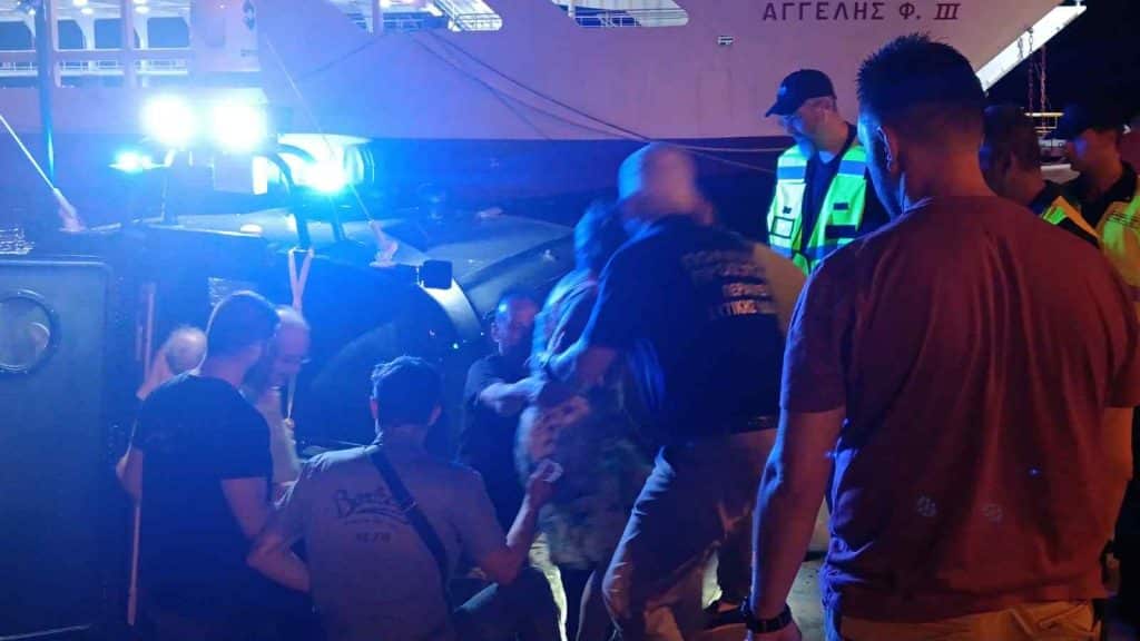 ΠΑΤΡΑ: Μεταφορά ηλικιωμένων δια θαλάσσης στο λιμάνι! Για να σωθούν απο τη φωτιά - ΦΩΤΟ ΠΑΤΡΑ: Μεταφορά ηλικιωμένων δια θαλάσσης στο λιμάνι! Για να σωθούν απο τη φωτιά - ΦΩΤΟ