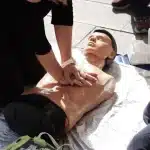 Οι πρώτες βοήθειες «μπαίνουν» στα σχολεία: Μαθήματα ΚΑΡΠΑ για τους μαθητές και απινιδωτές σε 10.000 σχολεία