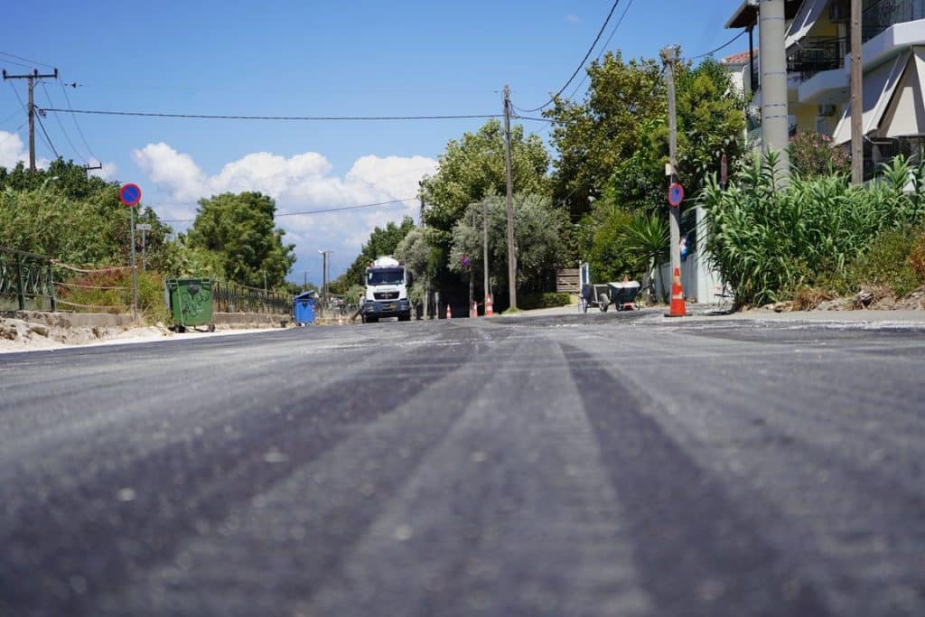 ΠΑΤΡΑ: - ΦΩΤΟ: Ολοκληρώνεται από τον Δήμο Πατρέων, η ασφαλτόστρωση της οδού Αχιλλέως, στην περιοχή των Μποζαϊτίκων
