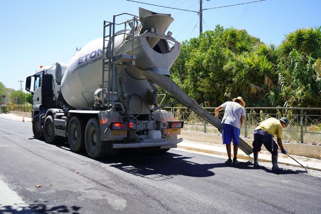 ΠΑΤΡΑ: - ΦΩΤΟ: Ολοκληρώνεται από τον Δήμο Πατρέων, η ασφαλτόστρωση της οδού Αχιλλέως, στην περιοχή των Μποζαϊτίκων