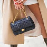 Η εμβληματική τσάντα Chanel 2.55 που άλλαξε την ιστορία της μόδας