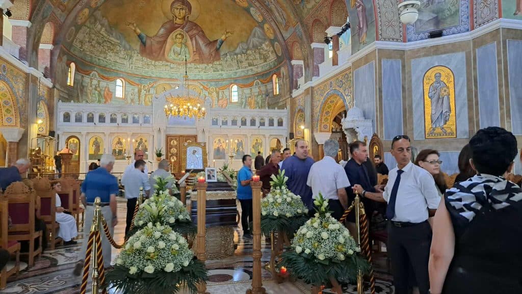 ΠΑΤΡΑ - ΦΩΤΟ ΚΑΙ ΒΙΝΤΕΟ: Η πόλη αποχαιρέτησε τον Στέφανο Σκαρπέλλο - Πάνδημη η κηδεία του