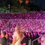 ΔΕΙΤΕ ΒΙΝΤΕΟ: Με δεκανίκι επί σκηνής και στην Ηλεία ο Βασίλης Παπακωνσταντίνου - Γέμισε το θέατρο Φλόκα