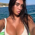 Η Rita Esposito με selfies σε σκάφος στην Σικελία
