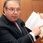Μπαμπινιώτης: Δεν είναι ακόλουθος στο Facebook, είναι ακολουθών
