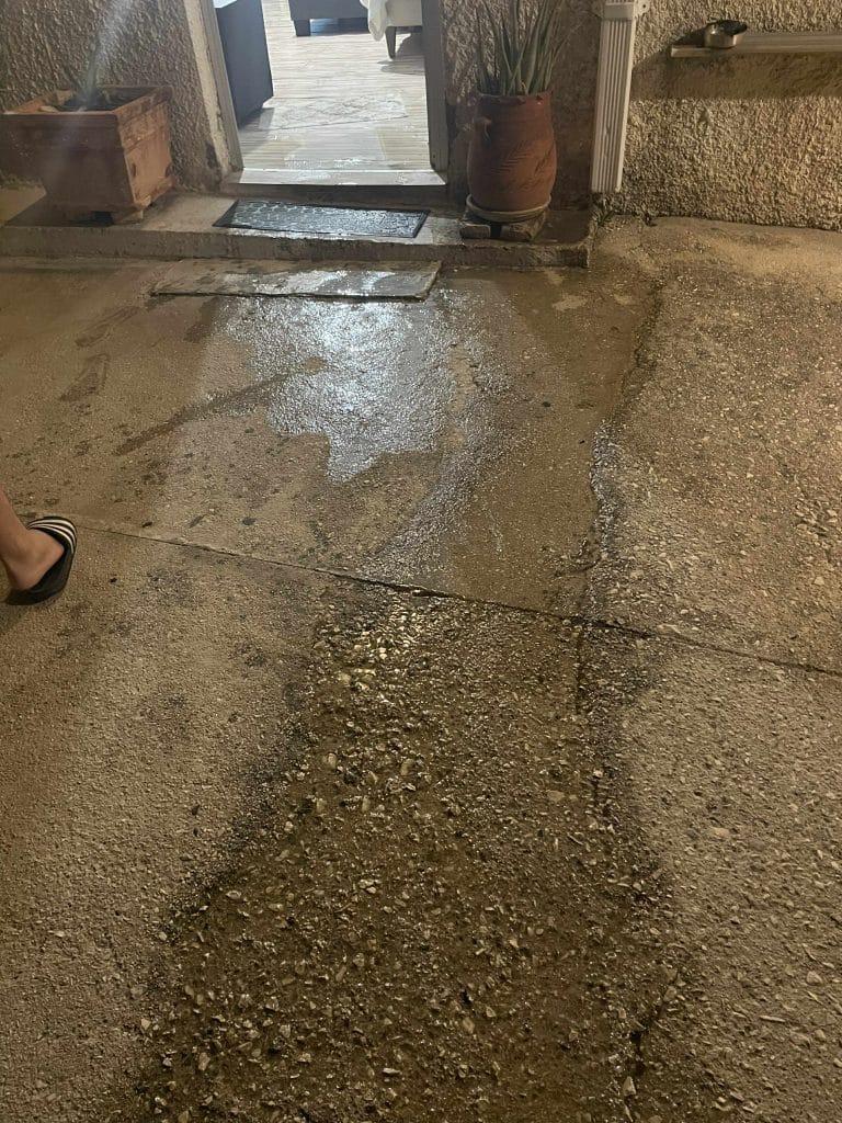 ΠΑΤΡΑ: Εφιάλτης μέσα στη νύχτα για κάτοικο του Δασυλλίου! Εσπασε αγωγός και πλημμύρισε το σπίτι της - ΒΙΝΤΕΟ