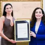 Την κοσοβάρικη υπηκοότητα έλαβε η Ντούα Λίπα - Είναι η φωνή και η περηφάνια μας, λέει η πρόεδρος