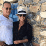 Tom Hanks: Στη Νάξο για διακοπές – Η φωτογραφία με το προσωπικό από ταβέρνα του νησιού