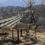 ΣΥΓΚΛΟΝΙΣΤΙΚΕΣ ΦΩΤΟ ΤΟΥ ΒΑΣΙΛΗ ΜΑΥΡΟΜΥΤΗ: Οι καρέκλες και το τραπεζάκι που κάποτε “έβλεπαν” μόνο πράσινο