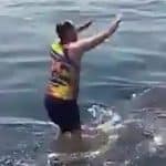 Άνδρας χόρεψε πάνω σε φαλαινοκαρχαρία – ΒΙΝΤΕΟ