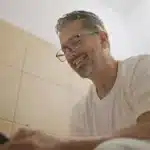 Ο κίνδυνος υγείας που απειλεί όλο και συχνότερα όσους πηγαίνουν τουαλέτα με το κινητό τους