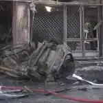 Τραγωδία στο Κορωπί: ΙΧ έπεσε σε κατάστημα και προκάλεσε φωτιά - Νεκρός ο οδηγός