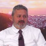 Η Δημοκρατία του… τσεκουριού: Παραγραφή, κοκτέιλ σε αστραφτερά ποτήρια και φωτογραφίες με τους εχθρούς της