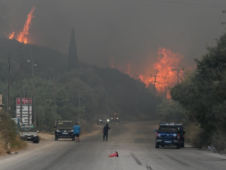 Πάτρα: Στα πύρινα μέτωπα η Δημοτική αρχή με εργαζόμενους και μηχανήματα του Δήμου