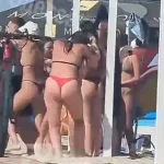 Λουόμενες με μπικίνι έστησαν άγριο καβγά στην Οδησσό για ρωσικό τραγούδι στην παραλία - Δείτε βίντεο