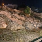 Το φωταγωγημένο Ρωμαϊκό Στάδιο της Πάτρας, στον πεζόδρομο της Ηφαίστου – ΦΩΤΟ