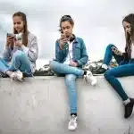 Παιδί: Γιατί η απαγόρευση κινητού δεν λύνει το αληθινό πρόβλημα – 6 στρατηγικές που βοηθούν περισσότερο