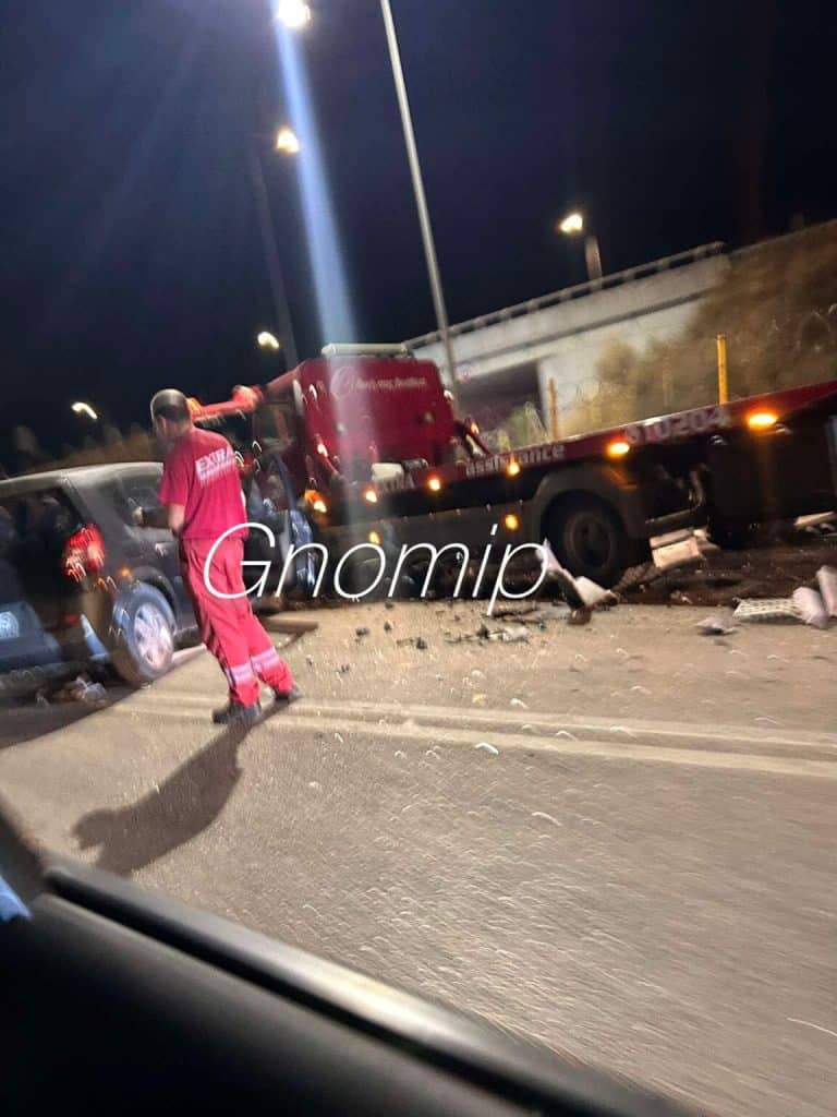 ΠΑΤΡΑ: Εγκλωβίστηκε οδηγός ΙΧ σε τροχαίο - Πανικός στον Αγιο Βασίλη - ΦΩΤΟ ΠΑΤΡΑ: Εγκλωβίστηκε οδηγός ΙΧ σε τροχαίο - Πανικός στον Αγιο Βασίλη - ΦΩΤΟ