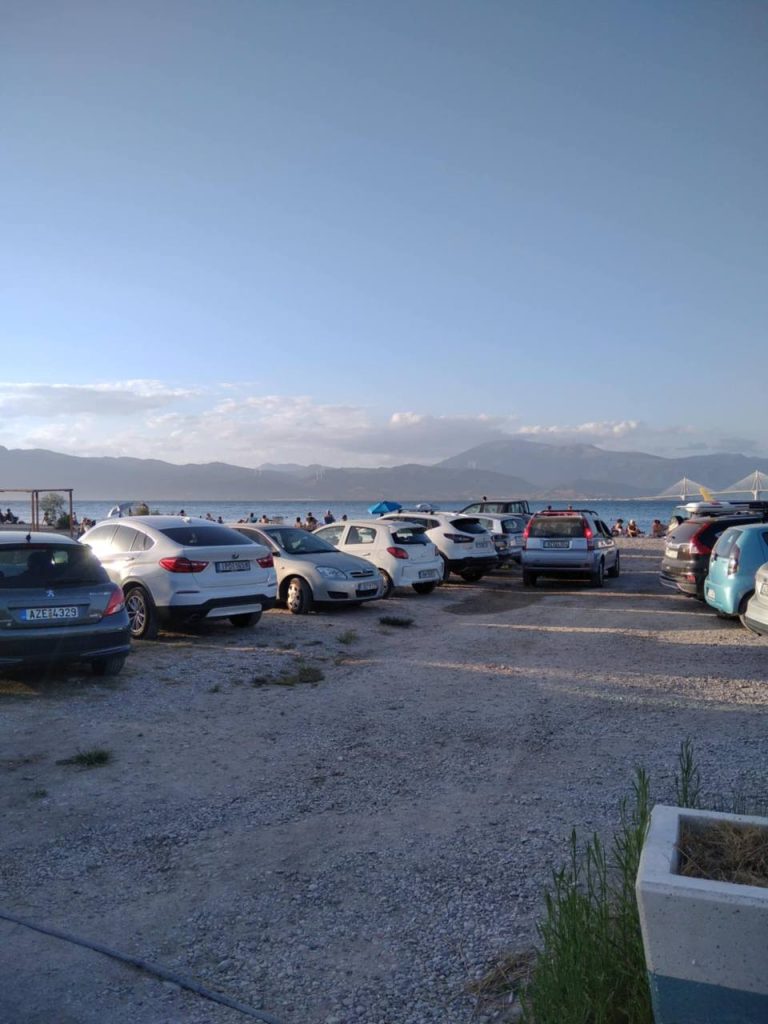 ΠΑΤΡΑ - ΦΩΤΟ: ΕΠΕΙΣΟΔΙΑ ΣΤΗΝ ΠΛΑΖ: Παρκάρουν… μέχρι το κύμα, δίπλα σε πετσέτες!