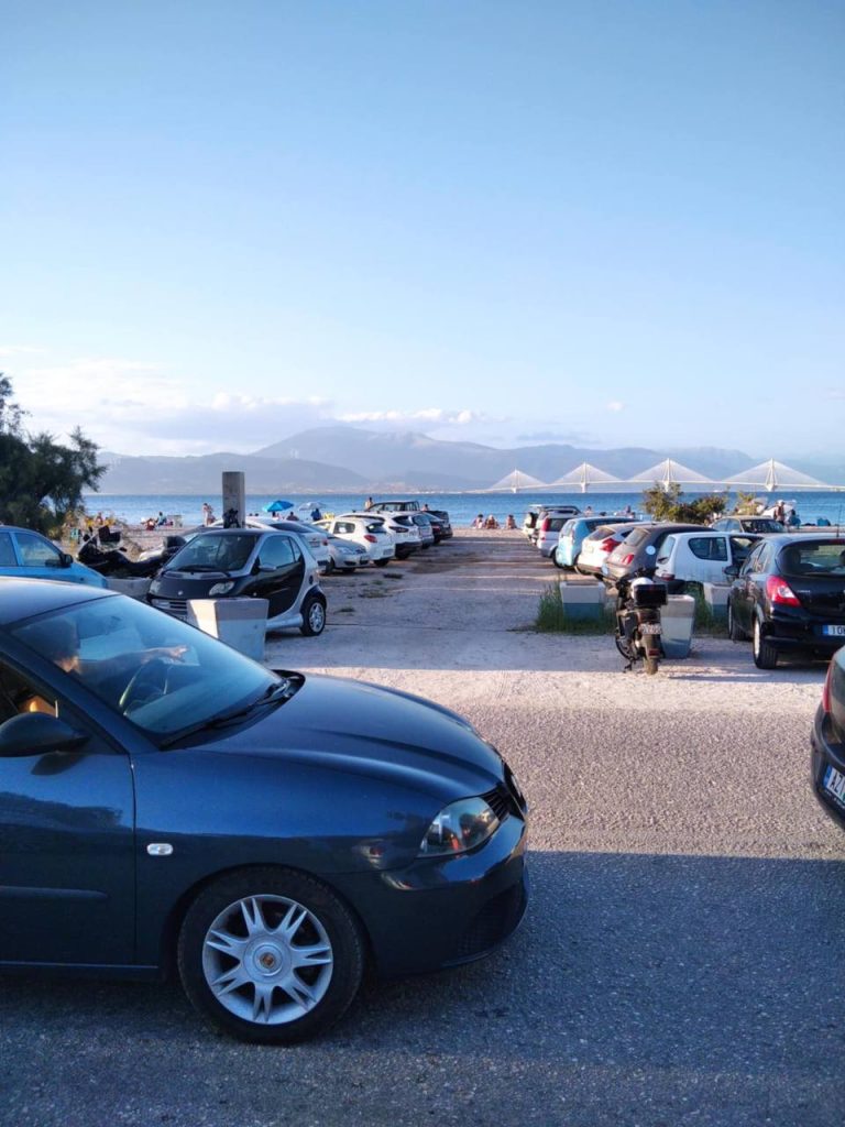 ΠΑΤΡΑ - ΦΩΤΟ: ΕΠΕΙΣΟΔΙΑ ΣΤΗΝ ΠΛΑΖ: Παρκάρουν… μέχρι το κύμα, δίπλα σε πετσέτες!