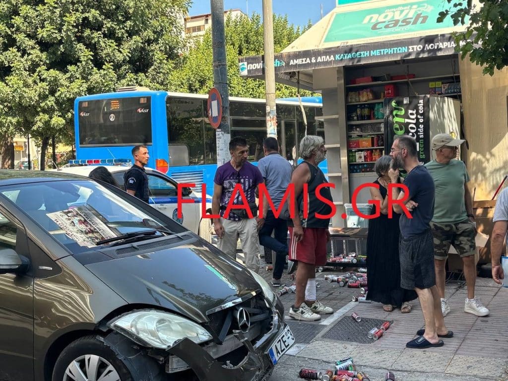 ΠΑΤΡΑ: ΠΑΝΙΚΟΣ ΣΤΗΝ ΟΜΟΝΟΙΑ: Μηχανή συγκρούστηκε με ΙΧ και έπεσε πάνω στο περίπτερο - ΦΩΤΟ
