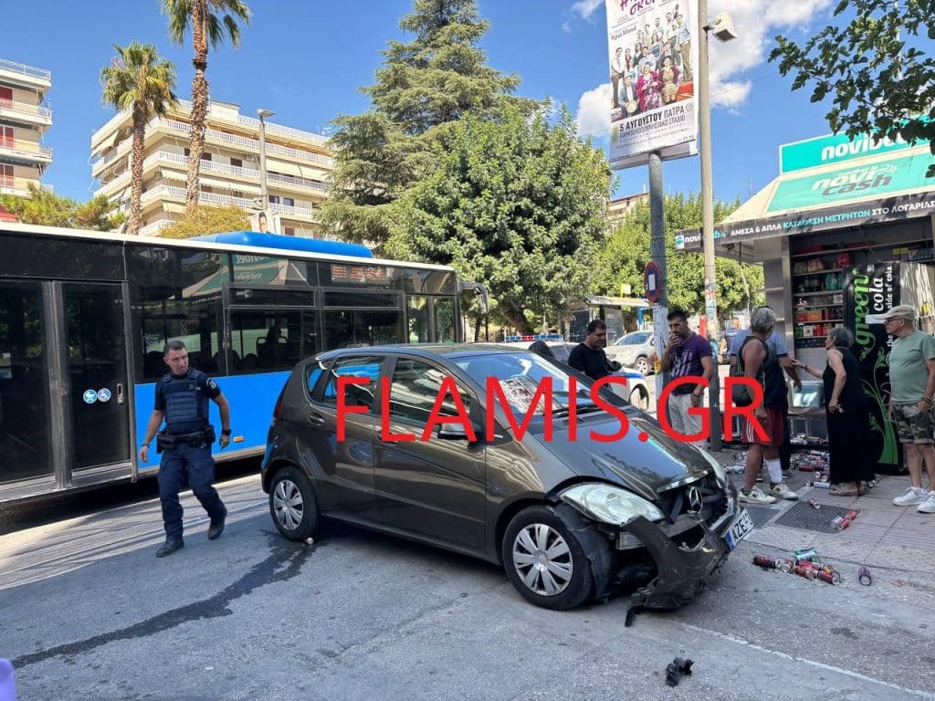 ΠΑΤΡΑ: ΠΑΝΙΚΟΣ ΣΤΗΝ ΟΜΟΝΟΙΑ: Μηχανή συγκρούστηκε με ΙΧ και έπεσε πάνω στο περίπτερο - ΦΩΤΟ