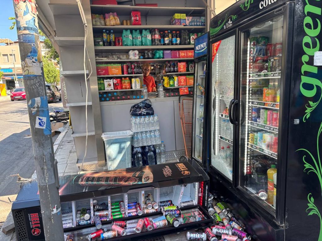 ΠΑΤΡΑ: ΠΑΝΙΚΟΣ ΣΤΗΝ ΟΜΟΝΟΙΑ: Μηχανή συγκρούστηκε με ΙΧ και έπεσε πάνω στο περίπτερο - ΦΩΤΟ