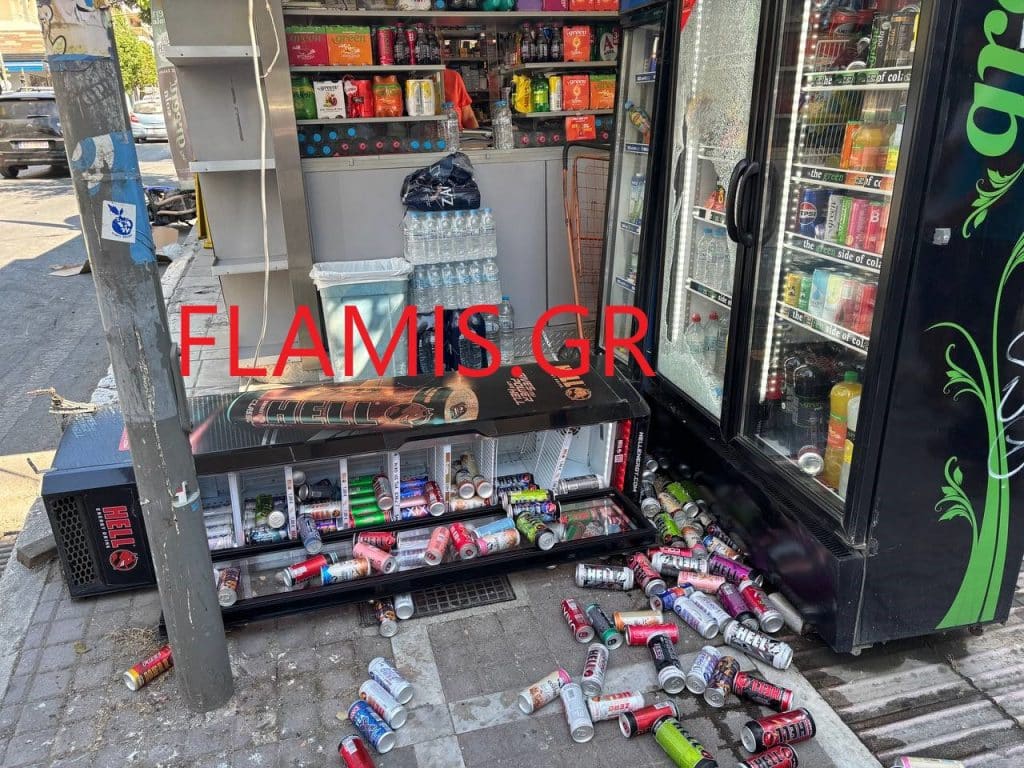 ΠΑΤΡΑ: ΠΑΝΙΚΟΣ ΣΤΗΝ ΟΜΟΝΟΙΑ: Μηχανή συγκρούστηκε με ΙΧ και έπεσε πάνω στο περίπτερο - ΦΩΤΟ