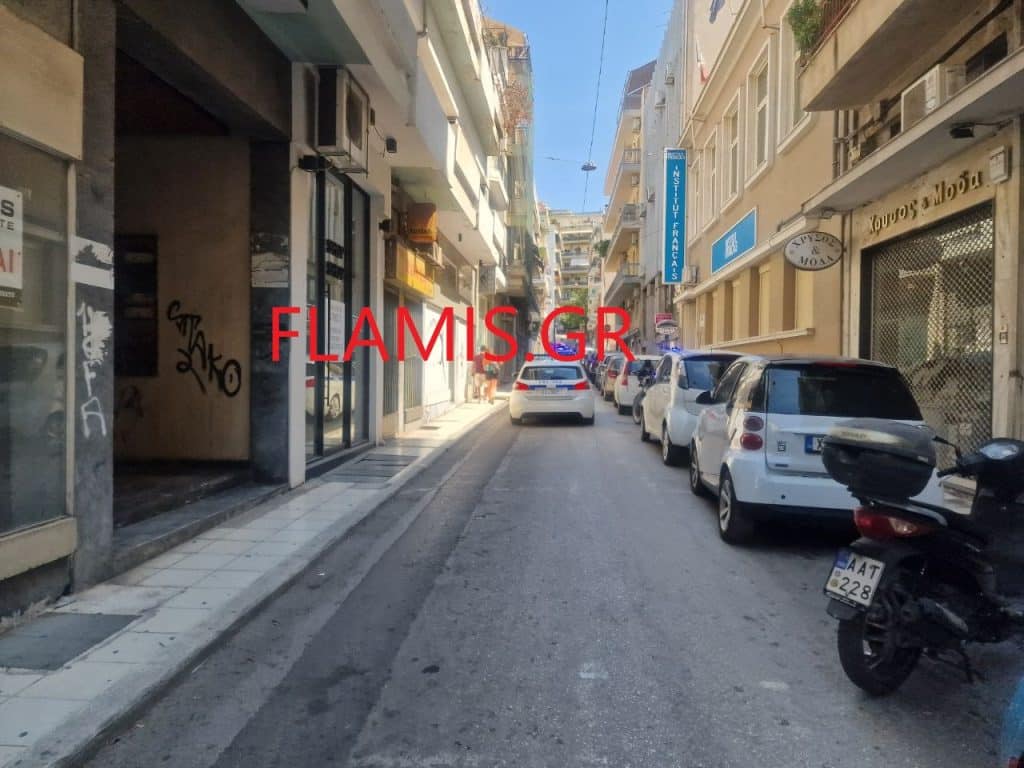 ΠΑΤΡΑ: Επεσε ξύλο στην Φιλοποίμενος και Κανακάρη - ΠΑΡΕΜΒΑΣΗ ΤΗΣ ΕΛ.ΑΣ. - ΦΩΤΟ ΑΠΟ ΠΡΟΣΑΓΩΓΕΣ