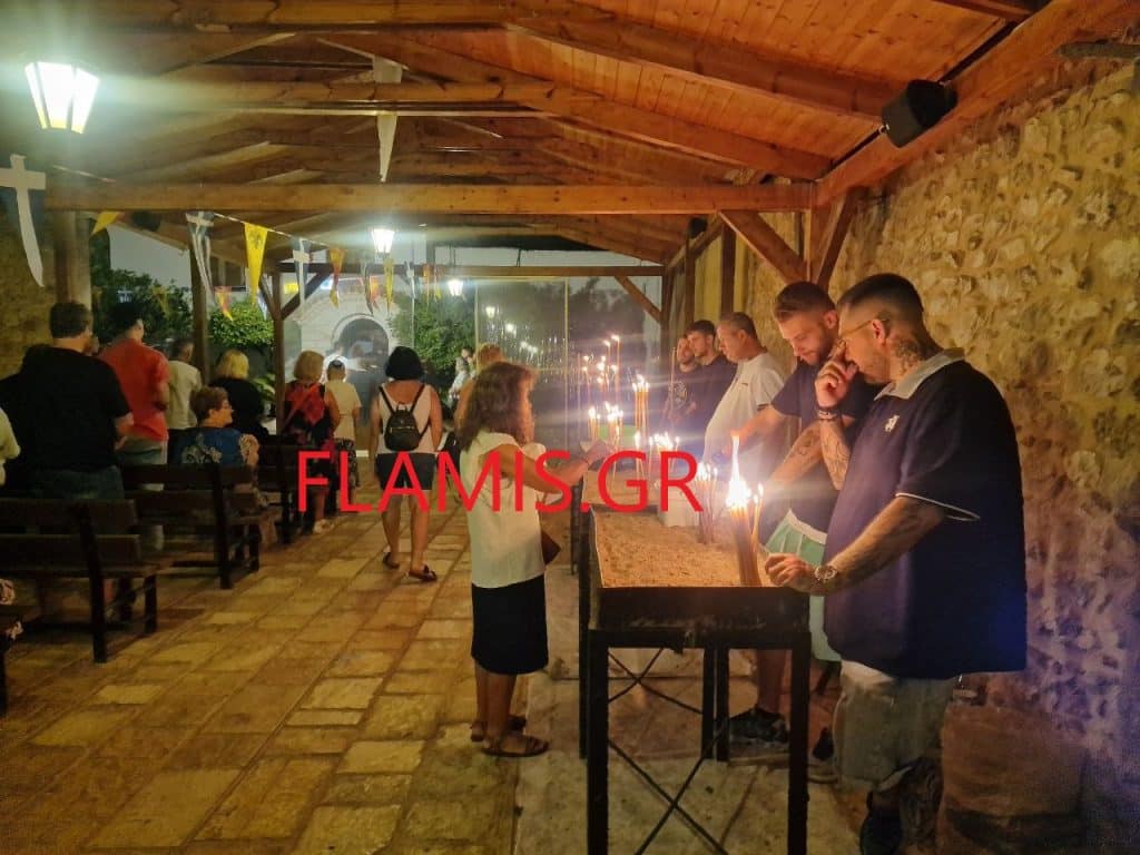 ΠΑΤΡΑ - ΔΕΙΤΕ ΦΩΤΟ: Στα γόνατα για να προσκυνήσουν την Παναγία στο Γηροκομειό! ΤΟ ΑΔΙΑΧΩΡΗΤΟ ΣΤΗΝ ΙΕΡΑ ΜΟΝΗ