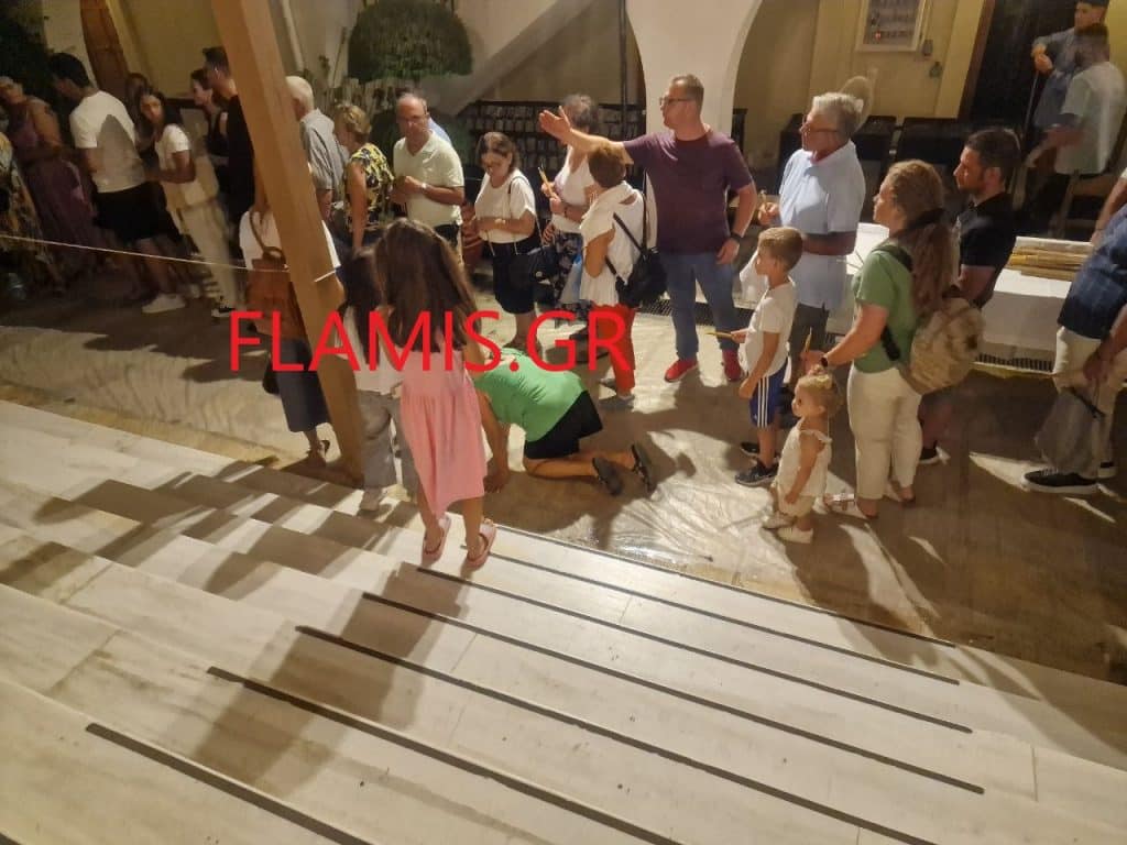 ΠΑΤΡΑ - ΔΕΙΤΕ ΦΩΤΟ: Στα γόνατα για να προσκυνήσουν την Παναγία στο Γηροκομειό! ΤΟ ΑΔΙΑΧΩΡΗΤΟ ΣΤΗΝ ΙΕΡΑ ΜΟΝΗ