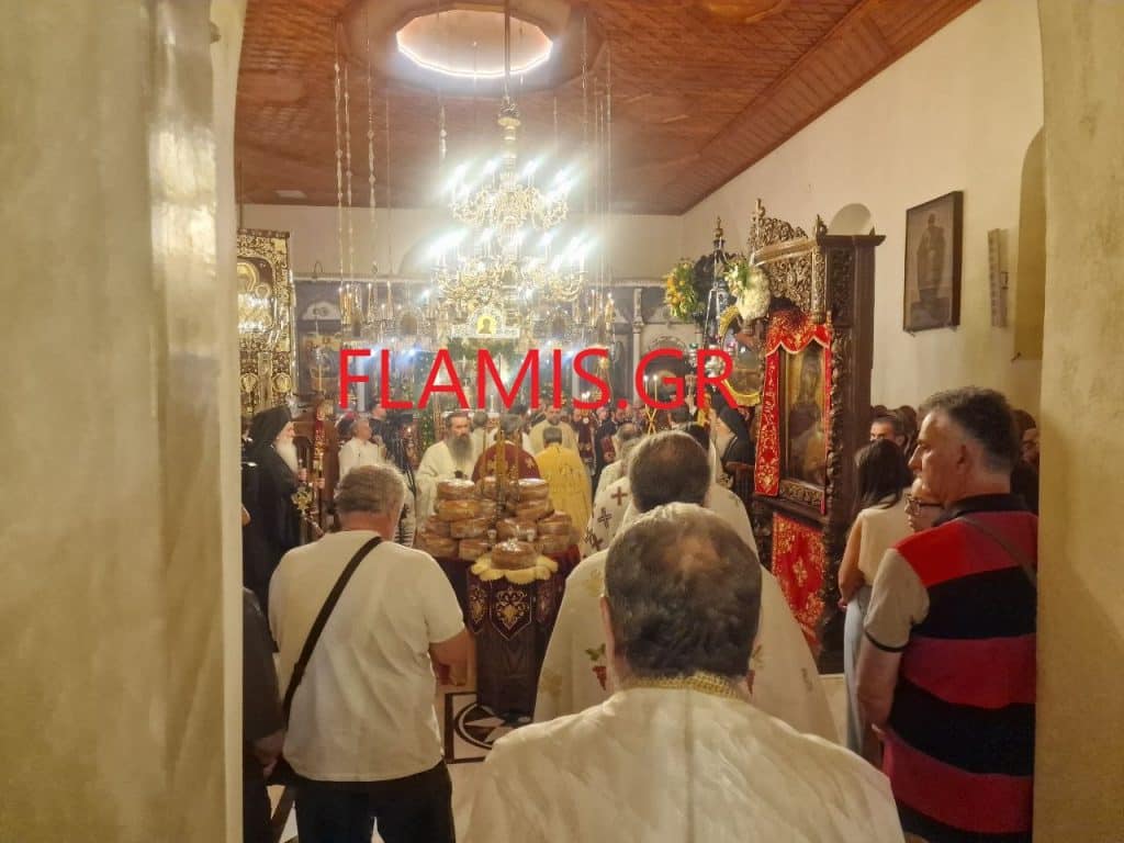 ΠΑΤΡΑ - ΔΕΙΤΕ ΦΩΤΟ: Στα γόνατα για να προσκυνήσουν την Παναγία στο Γηροκομειό! ΤΟ ΑΔΙΑΧΩΡΗΤΟ ΣΤΗΝ ΙΕΡΑ ΜΟΝΗ
