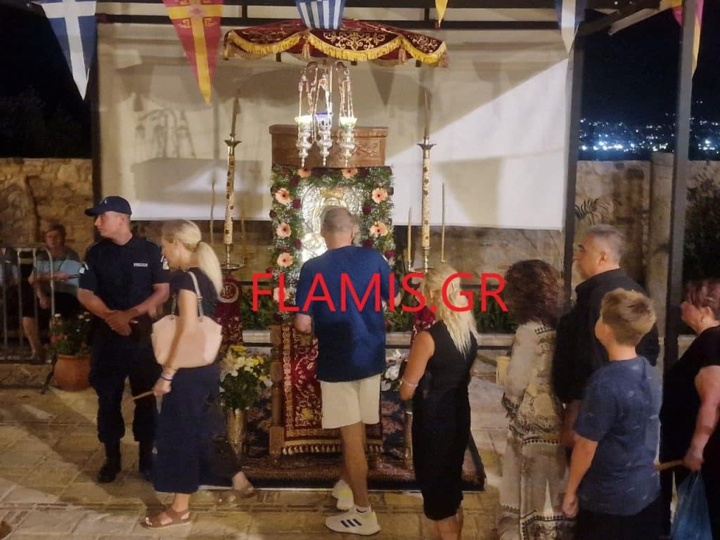 ΠΑΤΡΑ - ΔΕΙΤΕ ΦΩΤΟ: Στα γόνατα για να προσκυνήσουν την Παναγία στο Γηροκομειό! ΤΟ ΑΔΙΑΧΩΡΗΤΟ ΣΤΗΝ ΙΕΡΑ ΜΟΝΗ