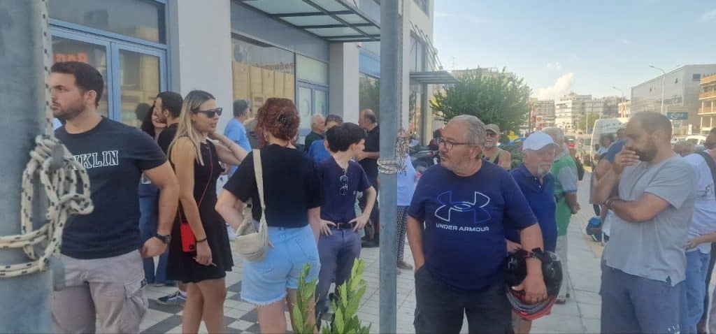 ΔΕΙΤΕ ΦΩΤΟ ΚΑΙ ΒΙΝΤΕΟ: Συγκέντρωση πυροπλήκτων έξω από την Περιφέρεια