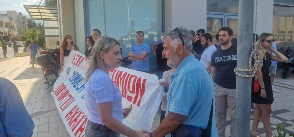 ΔΕΙΤΕ ΦΩΤΟ ΚΑΙ ΒΙΝΤΕΟ: Συγκέντρωση πυροπλήκτων έξω από την Περιφέρεια