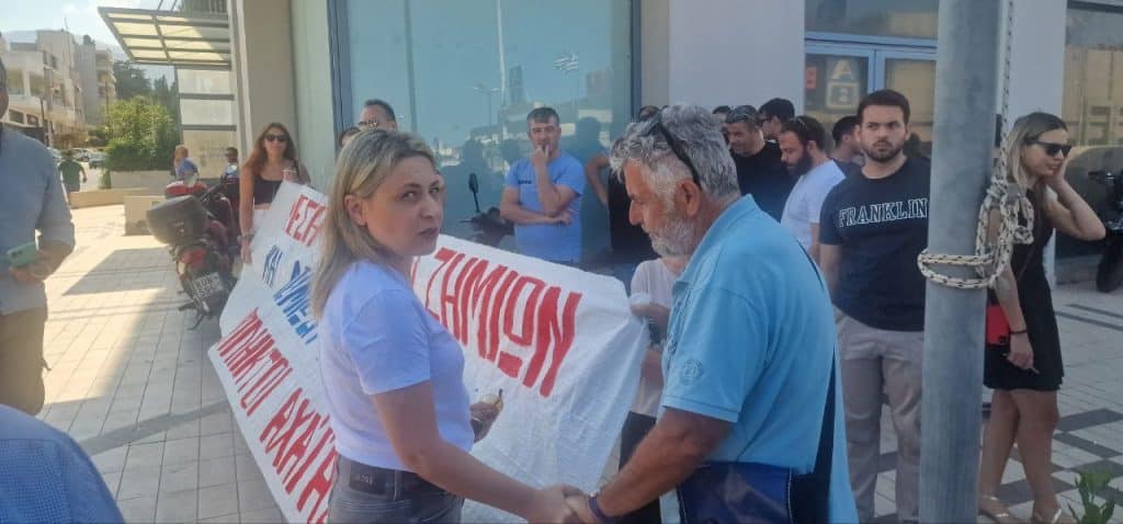 ΔΕΙΤΕ ΦΩΤΟ ΚΑΙ ΒΙΝΤΕΟ: Συγκέντρωση πυροπλήκτων έξω από την Περιφέρεια