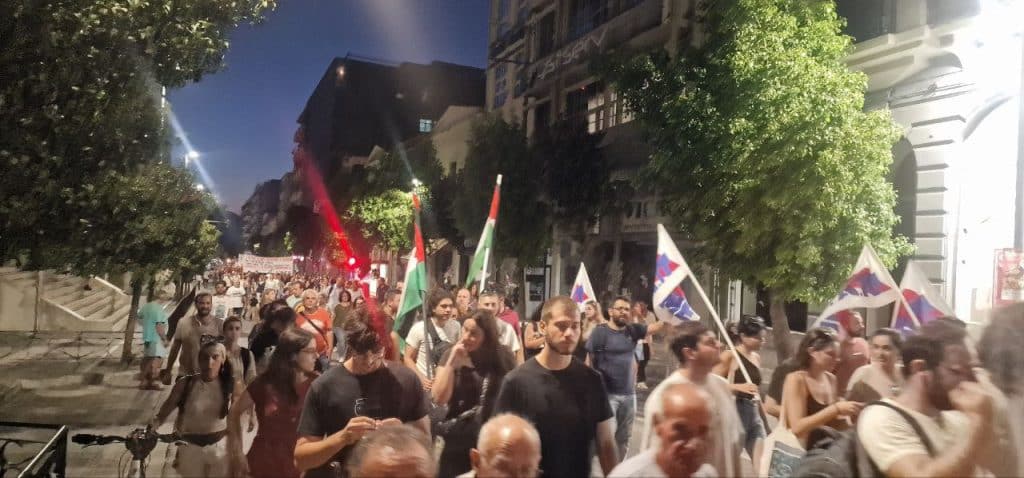 ΠΑΤΡΑ: Εκατοντάδες υπέρ της Παλαιστίνης με μπροστάρη τον Δήμαρχο Κ. Πελετίδη - ΦΩΤΟ ΚΑΙ ΒΙΝΤΕΟ
