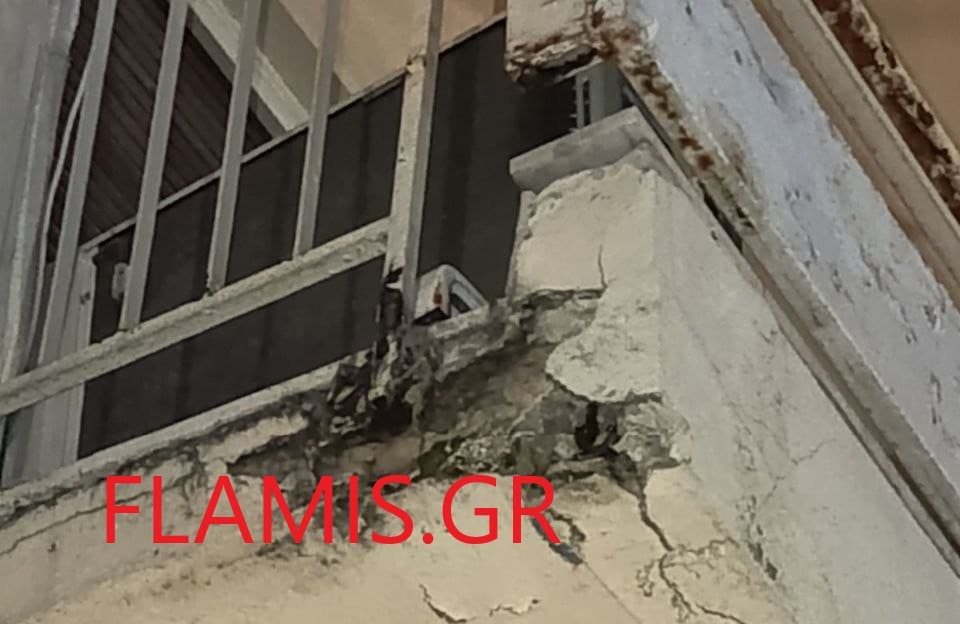 ΠΑΤΡΑ: Μόνο που δεν έπεσε μπαλκόνι στα Ψηλαλώνια - ΦΩΤΟ