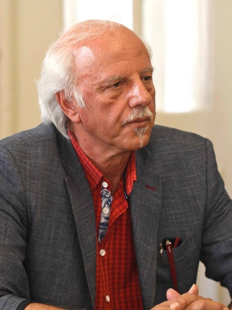 Πάτρα: Αυτός είναι ο αντιδήμαρχος... που μόνο κρεβάτι δεν έχει στο δημαρχείο - φωτό Πάτρα: Αυτός είναι ο αντιδήμαρχος... που μόνο κρεβάτι δεν έχει στο δημαρχείο - φωτό