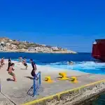 Σίκινος: Λιμενικοί προσπαθούν να σταματήσουν τους «απονεριστές» που βουτούν πίσω από τα πλοία που φεύγουν - Δείτε βίντεο