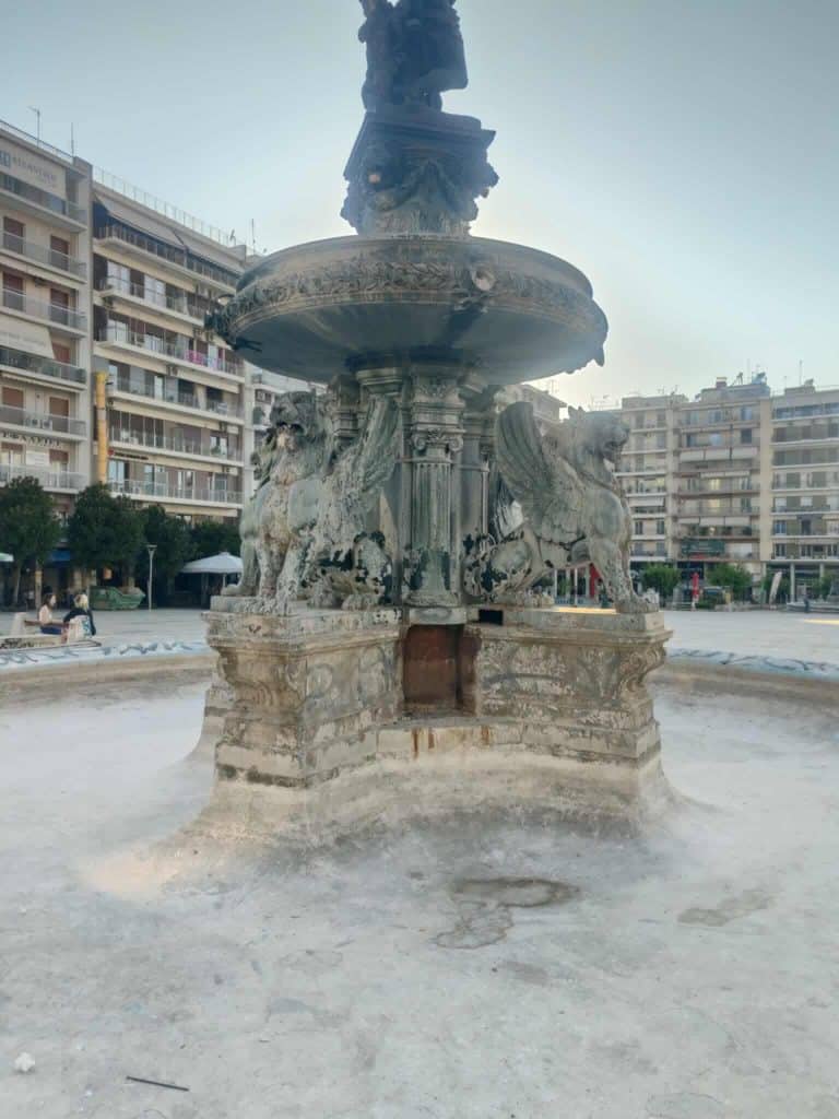 ΠΑΤΡΑ: Που πήγε το κομμάτι που λείπει από το σιντριβάνι της Πλ. Γεωργίου;