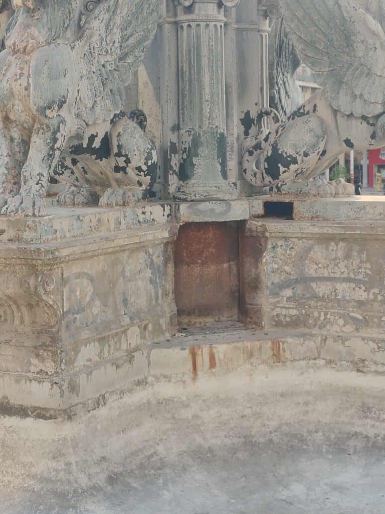 ΠΑΤΡΑ: Που πήγε το κομμάτι που λείπει από το σιντριβάνι της Πλ. Γεωργίου;