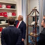 Ο Τραμπ έδειξε με περηφάνια στους Ευρωπαίους ηγέτες τη συλλογή του με… καπέλα MAGA