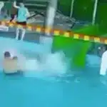 Φρικτό ατύχημα σε νεροτσουλήθρες: Γυναίκα έπεσε πάνω σε 6χρονο αγόρι και του προκάλεσε ρήξη ήπατος – Βίντεο από τη σφοδρή σύγκρουση